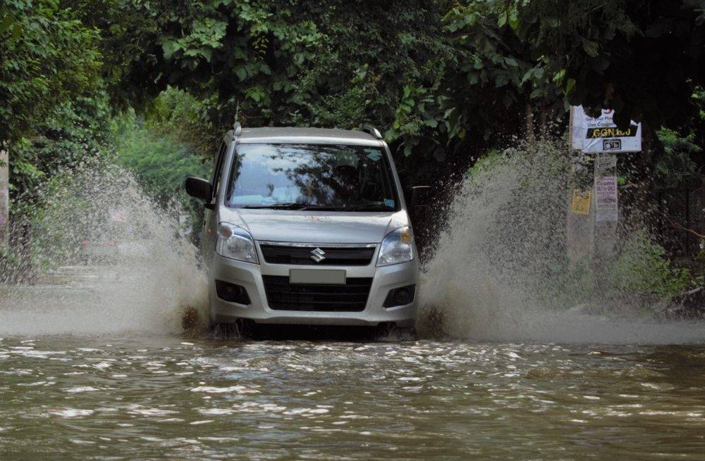 ฝนตกน้ำเข้ารถ