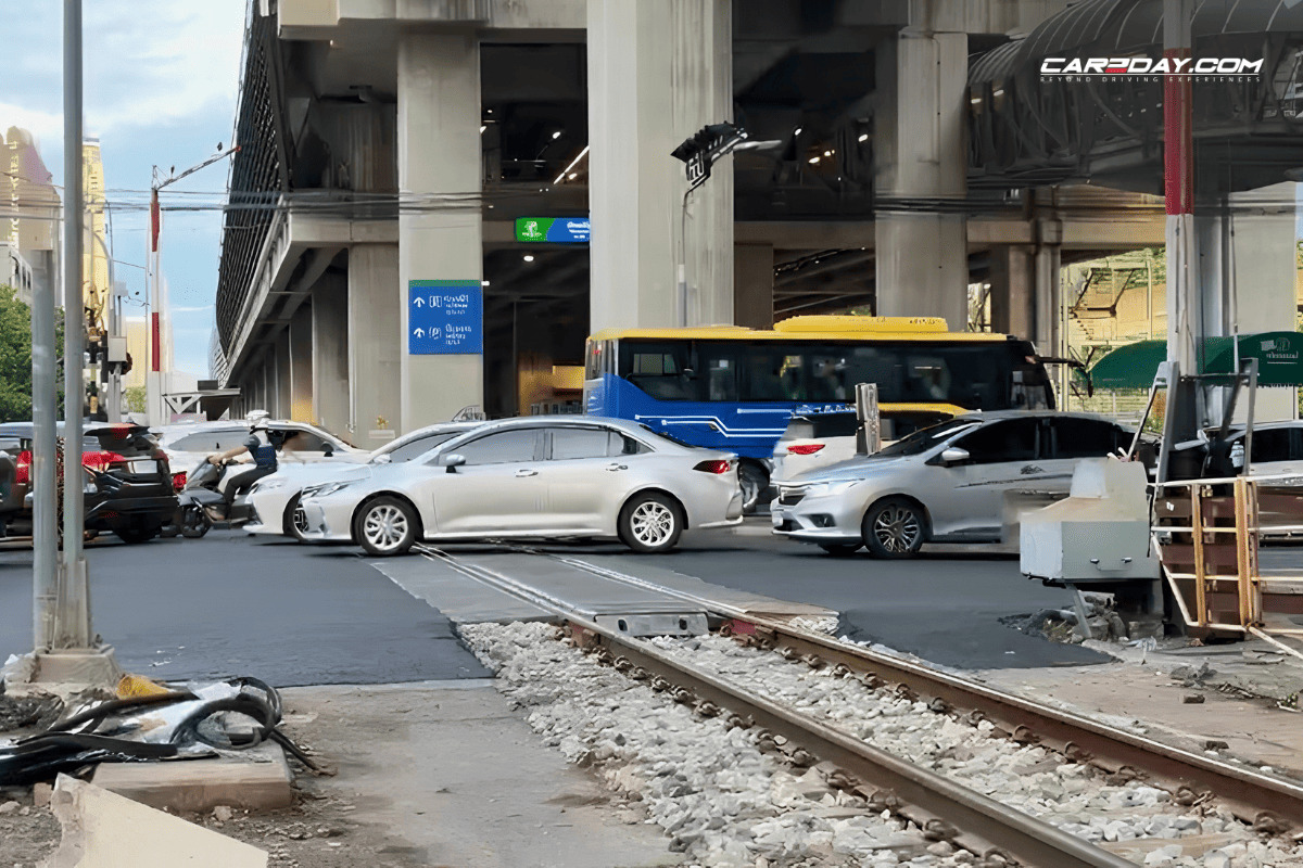 ทางข้ามรถไฟ อโศก-เพชรบุรี